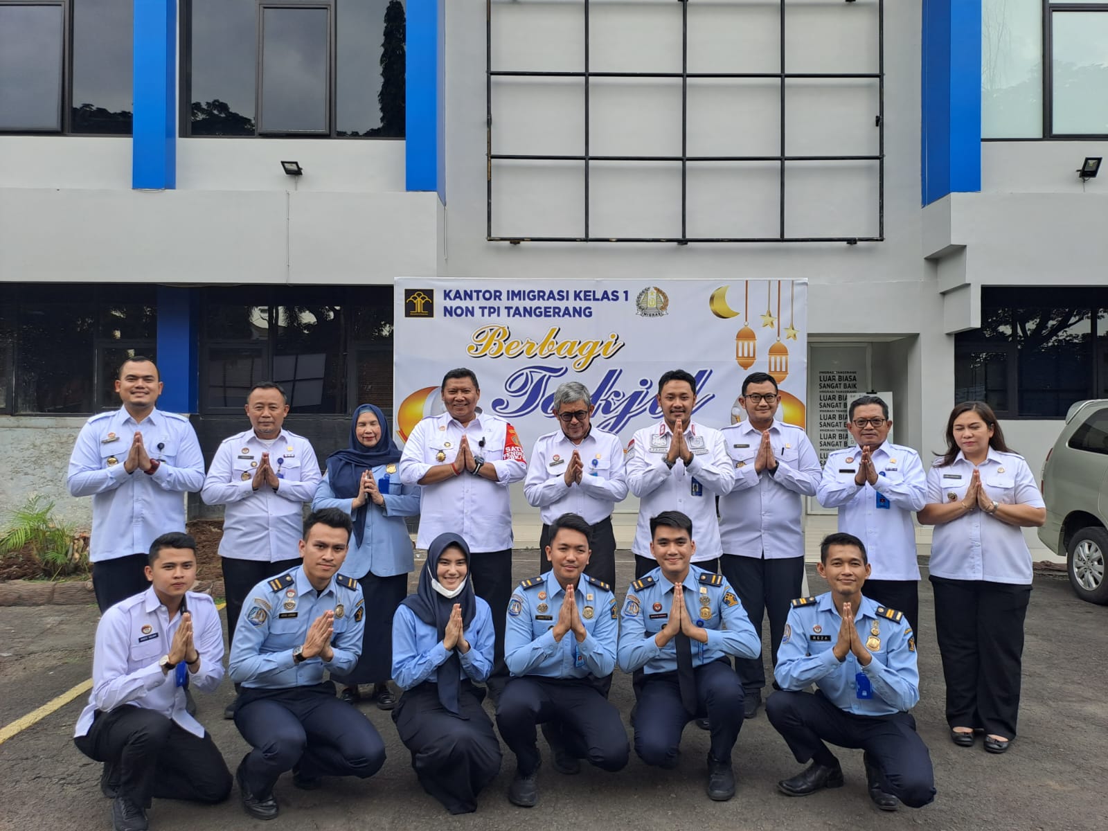 Petugas Imigrasi Kota Tangerang melayani pemohon paspor